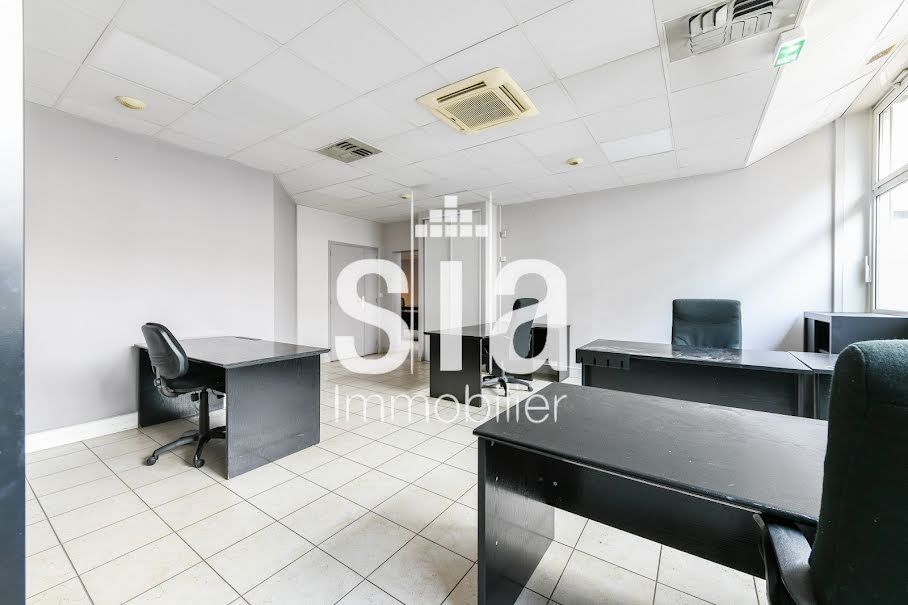 Location  locaux professionnels 2 pièces 46.1 m² à Paris 19ème (75019), 1 000 €