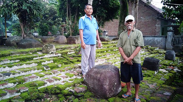 Hartono (kiri) dan Soimin, Rabu (13/4), berdiri di Situs Umpak Songo di Desa Tembokrejo, Kecamatan Muncar, Kabupaten Banyuwangi, Jawa Timur. Mereka mengaku sebagai keturunan Mbah Nadi Gede, penemu Situs Umpak Songo, yang diyakini sebagai sisa bangunan dari peninggalan Kerajaan Blambangan di wilayah paling timur Pulau Jawa itu. Dari situs ini, legenda Menak Jingga 