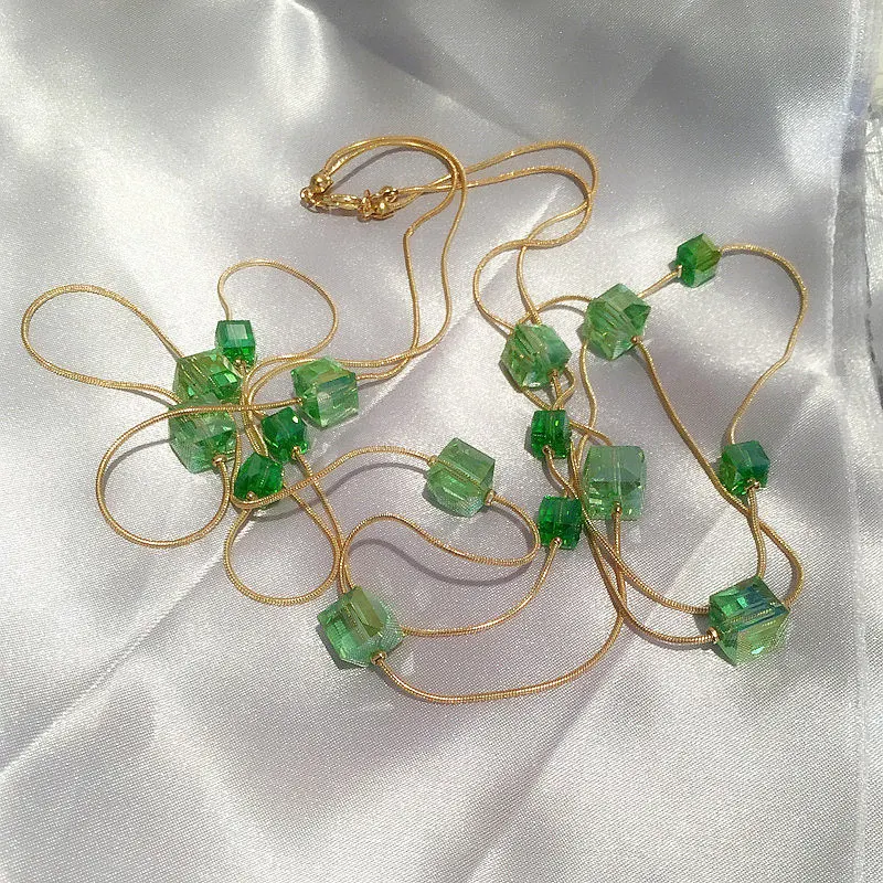 Modna višeslojna kvadratna kristalna ogrlica. Sjajni nakit za žene. Dodaje eleganciju svakoj odevnoj kombinaciji. Savršeno za poklone.