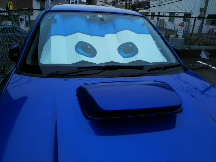 インプレッサ WRX STIのカーズ・サンシェード・トリックアート？・角じゃない、鼻だに関するカスタム事例の投稿画像1枚目