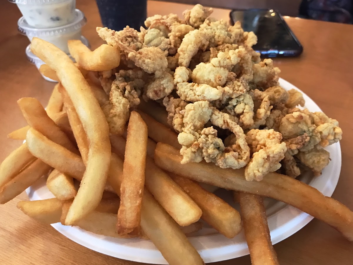 Just looking at the picture makes me hungry again.  These were the whole belly fried clams.