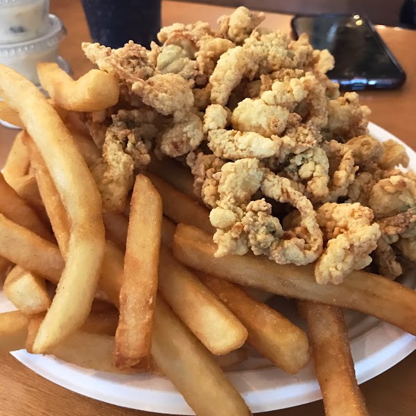 Just looking at the picture makes me hungry again.  These were the whole belly fried clams.