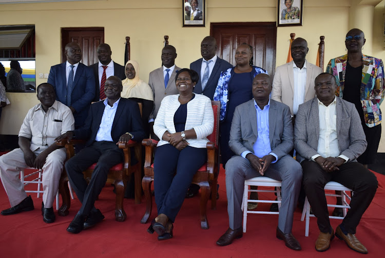 Homa Bay Lands executive Peter Ogola, Deputy Governor Oyugi Magwanga, Governor Gladys Wanga, speaker Julius Gaya and county secretary Bernard Muok with Kendu Bay municipality board members on May 3, 2023