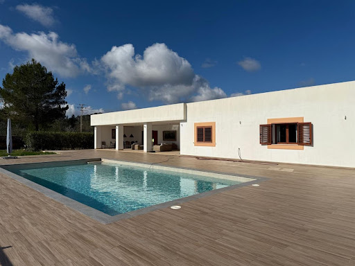 Villa avec piscine et terrasse 1