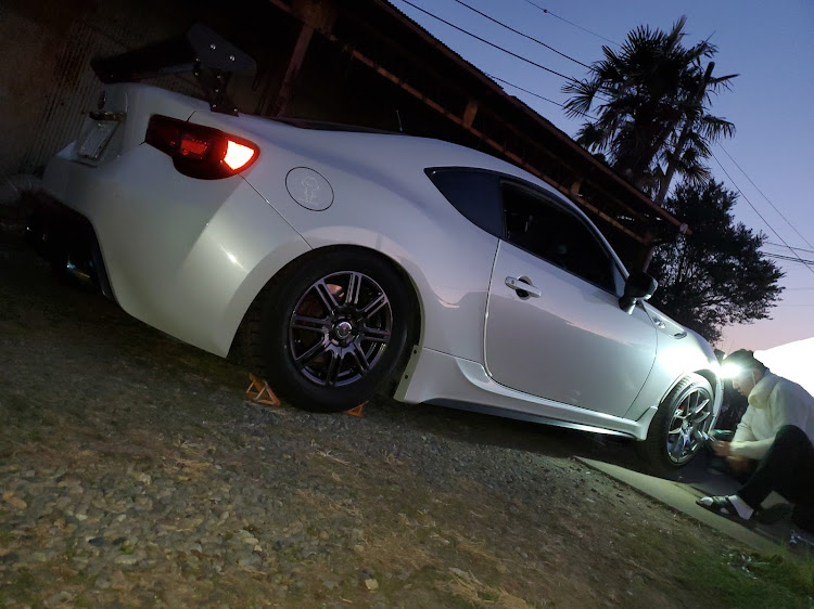 86のブラック企業戦士・タイヤ交換・15inch・今年1年ありがとうございました・おっさんずαに関するカスタム事例の投稿画像1枚目