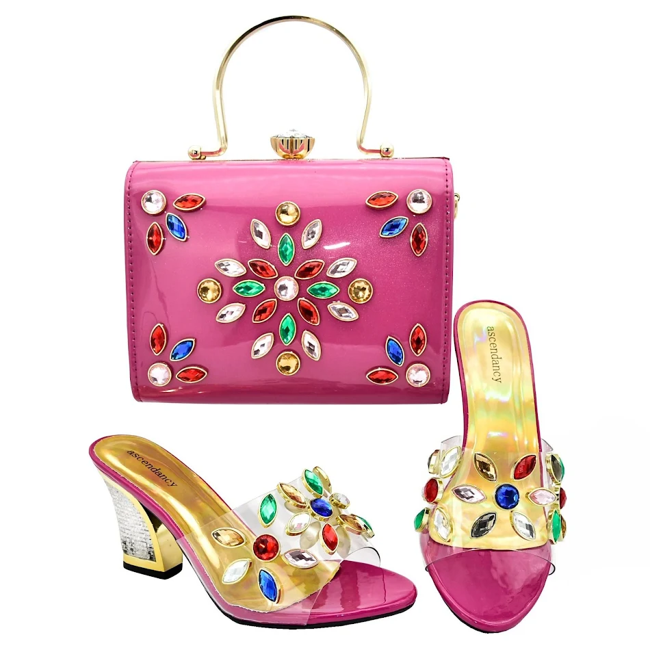 Sandalias de tacón grueso con bolso de mano, perfectas para cenas elegantes. Disfruta de comodidad y estilo en cada paso.