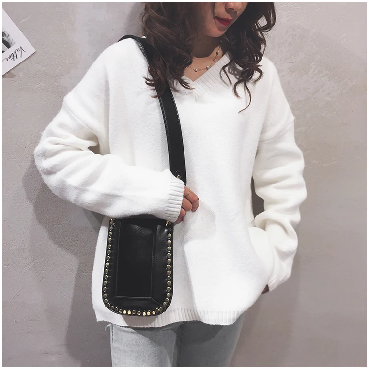 Sac bandoulière clouté avec large bandoulière pour un confort optimal et un look tendance. Parfait pour transporter l'essentiel au quotidien avec style.