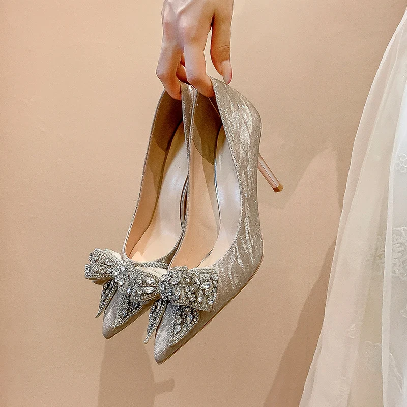 Escarpins à talons aiguilles pour femmes avec nœud en strass Sublimez vos tenues avec ces chaussures élégantes et scintillantes, parfaites pour briller.