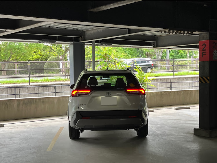RAV4のドライブ・パノラマムーンルーフ・庶民の楽しみ・ホワイトパールクリスタルシャインに関するカスタム事例の投稿画像1枚目