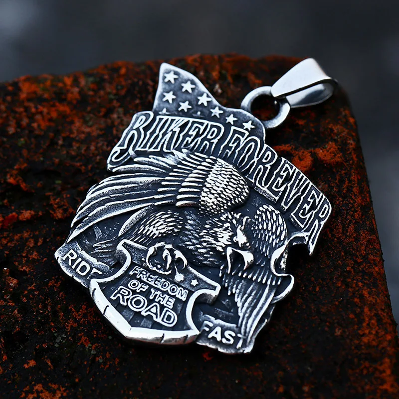 RVS adelaar schild ketting, titanium stalen hanger accessoire, trendy sieraad voor mannen en vrouwen, duurzaam en stijlvol.