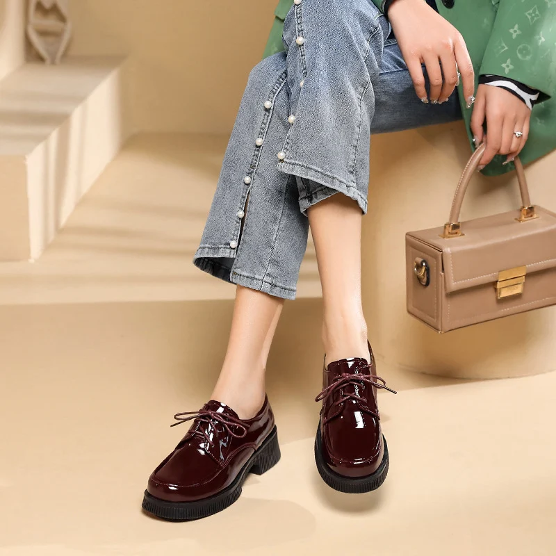 Dames casual leren veterschoenen met lakleer. Stijlvolle en comfortabele schoenen voor dagelijks gebruik.