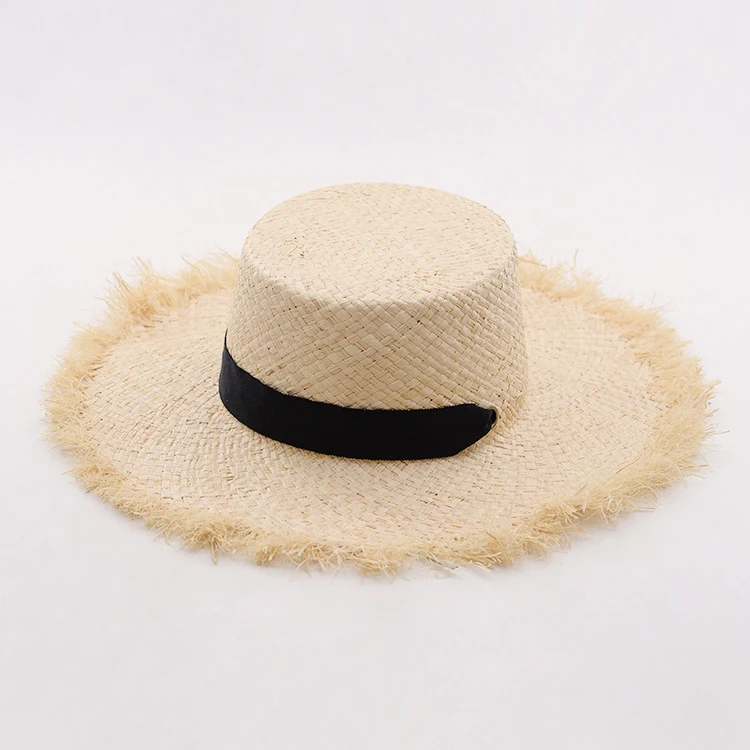 Title 6, Raffia strohoed met platte rand en rafels. Stij...