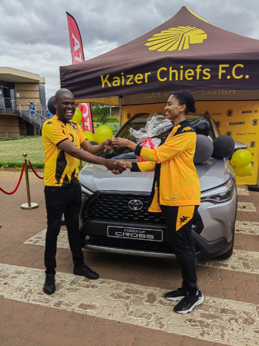 Kaizer Chiefs fan Sifiso Makhubu receives car keys from Jessica Motaung.