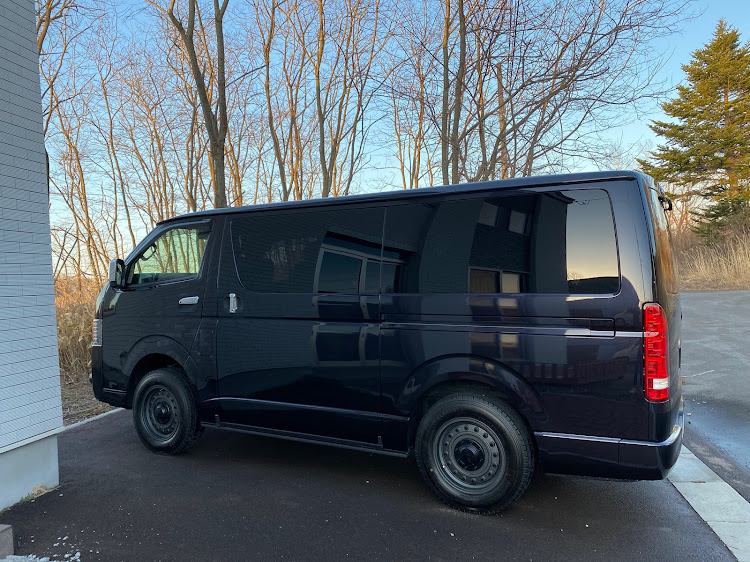ハイエースの洗車・6型ディーゼル4wd・リアシートスライドレール・ユーアイビークルに関するカスタム事例の投稿画像3枚目