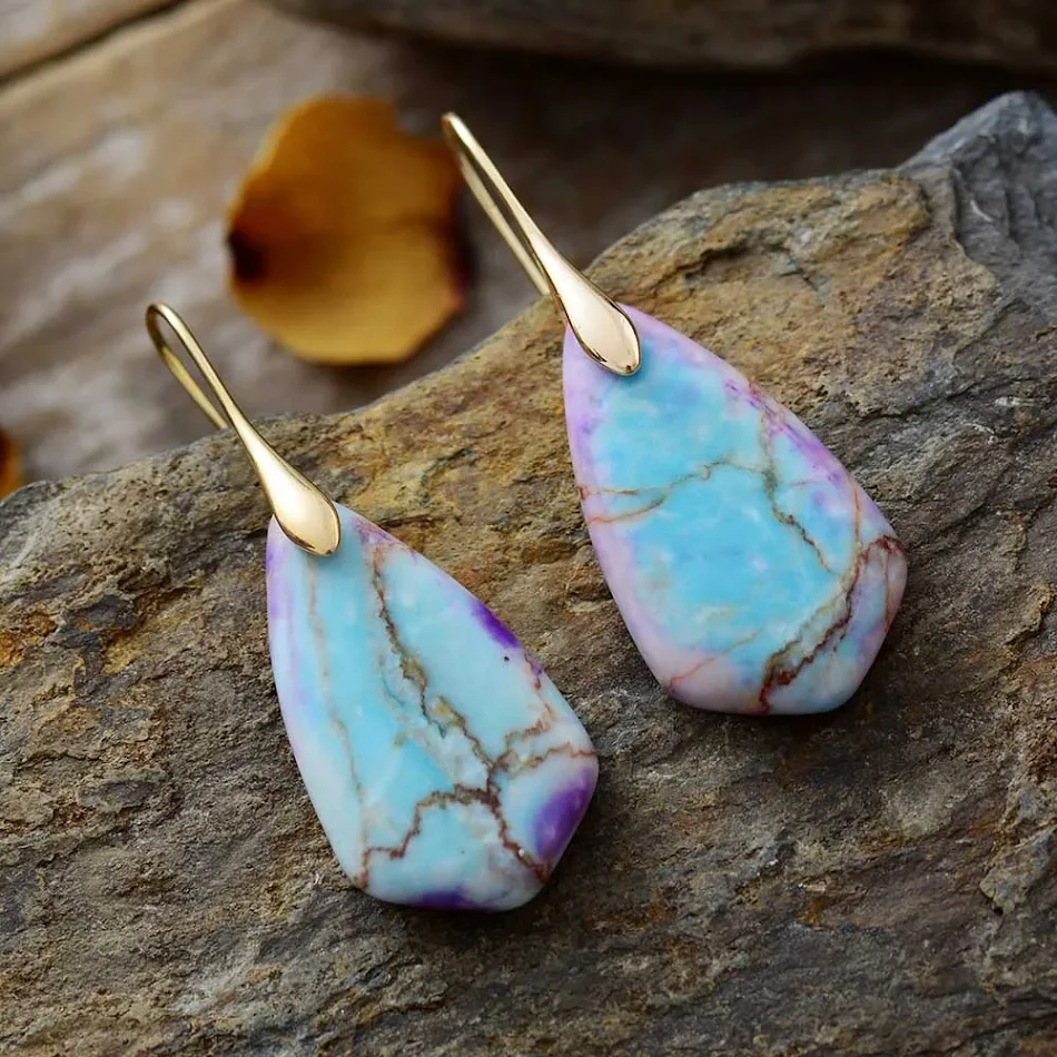 Aretes Étnicos Chapados en Oro para Mujer con Piedra Natural Única Joyería Elegante y Exclusiva, Diseño Sofisticado y Atemporal.