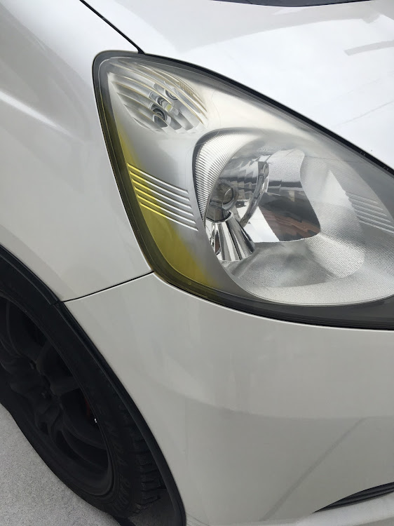 フィット RSのアイラインフィルム自作・あえての黄色・近くで見ちゃダメ🙅‍♀️に関するカスタム事例の投稿画像2枚目