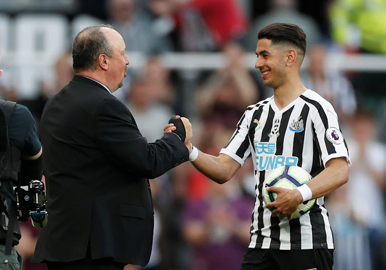 Newcastle United manager Rafael Benitez shakes hands with Ayoze Perez