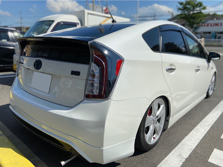 プリウスの30プリウス・純ベタ・車高調整・ポートレート・彼の愛車に関するカスタム事例の投稿画像1枚目