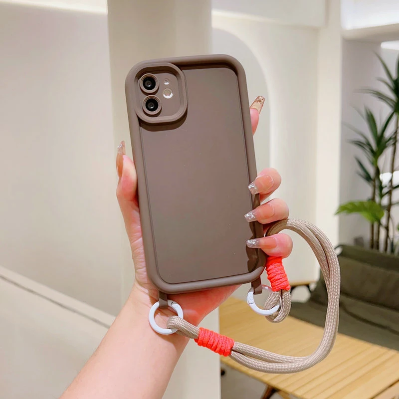 Capinha de silicone líquido para celular com cordão. Mantenha as mãos livres com proteção contra quedas e design elegante.