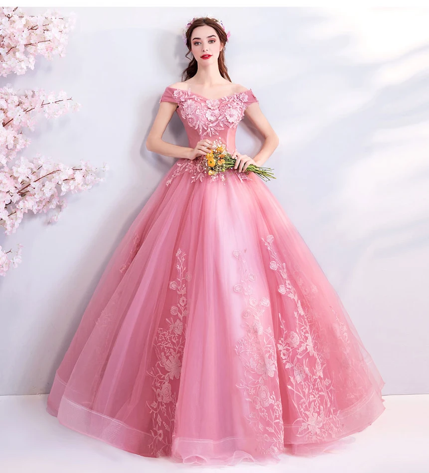 Robe de mariée longue en fil, épaules dénudées, pour le toast et le dîner de mariage. Élégance et romantisme pour votre journée