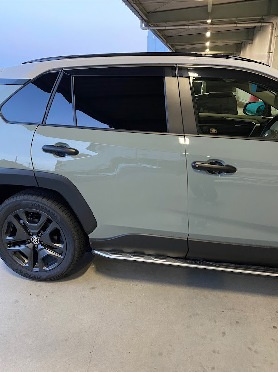RAV4のRAV4 カスタム・アーバンカーキ・ハイブリッドアドベンチャー・ドアハンドルプロテクター取付・フォグランプ交換に関するカスタム事例の投稿画像4枚目