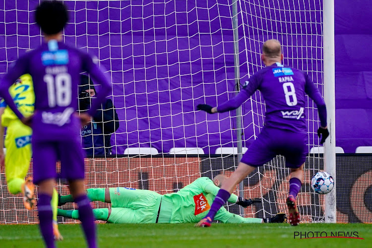 Sinan Bolat belangrijk voor KAA Gent met penaltyredding: "Beetje gokken, maar het kwam goed uit"