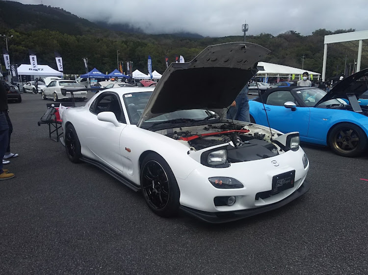 RX-7の赤FC・オプション40周年ミーティング・富士スピードウェイ・ベルト交換・アライメント調整に関するカスタム事例の投稿画像5枚目