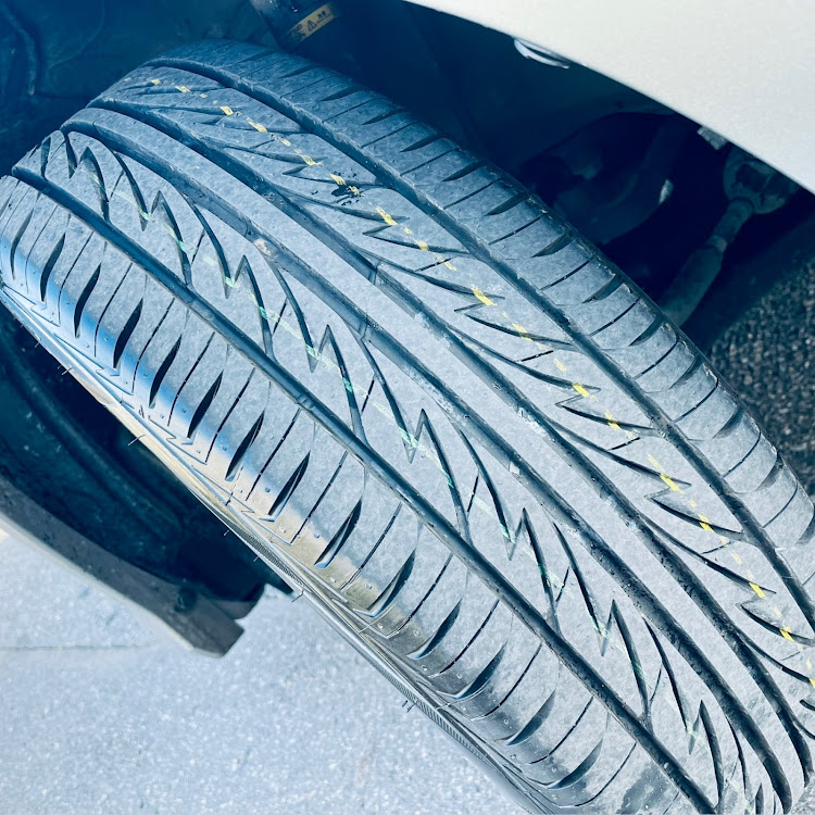 スイフトのスイフトRSのある生活・シンタイヤ・BRIDGESTONE TECHNO SPORTS・185/55R16・zc72s RSに関するカスタム事例の投稿画像3枚目