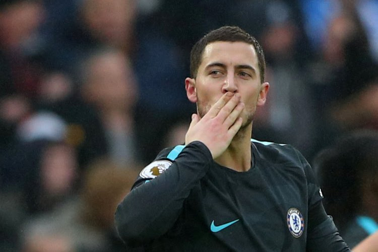 ? Klasse! Jonge Chelsea-supporter houdt 90 minuten lang bordje omhoog voor Hazard en dat bleef niet onopgemerkt