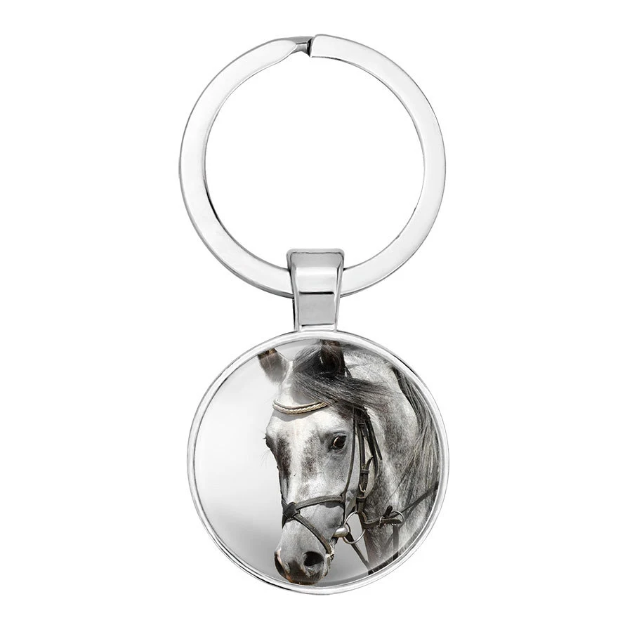 Hot Selling Paard Tijd Edelsteen Glazen Sleutelhanger, een glanzende accessoire voor paardenliefhebbers, perfect als cadeau of geluksbrenger.