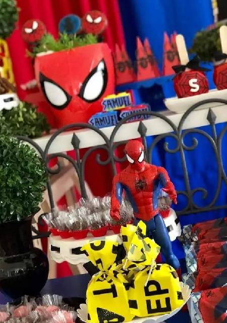 Decoração do Homem-Aranha simples para festa infantil.