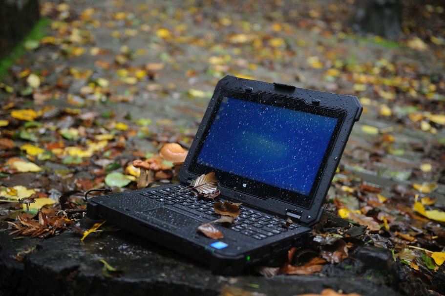 Những chiếc laptop doanh nhân thường được thiết kế chống nước và chống va đập rất tốt.