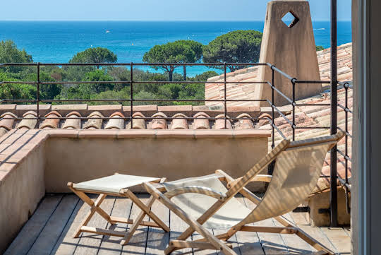 Villa avec piscine en bord de mer