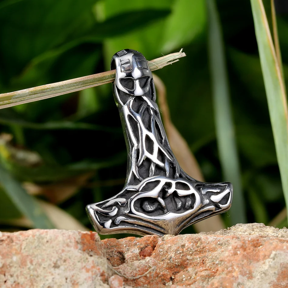 Hip Hop Fengshen Hammer Roestvrijstalen Hanger Ornament, een opvallend accessoire dat urban stijl combineert met duurzaamheid en symboliek.
