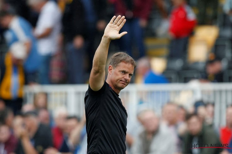 📷 Pays-Bas : quand des supporters font passer un message tactique à Frank de Boer... par avion