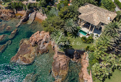 Villa avec piscine et terrasse 1