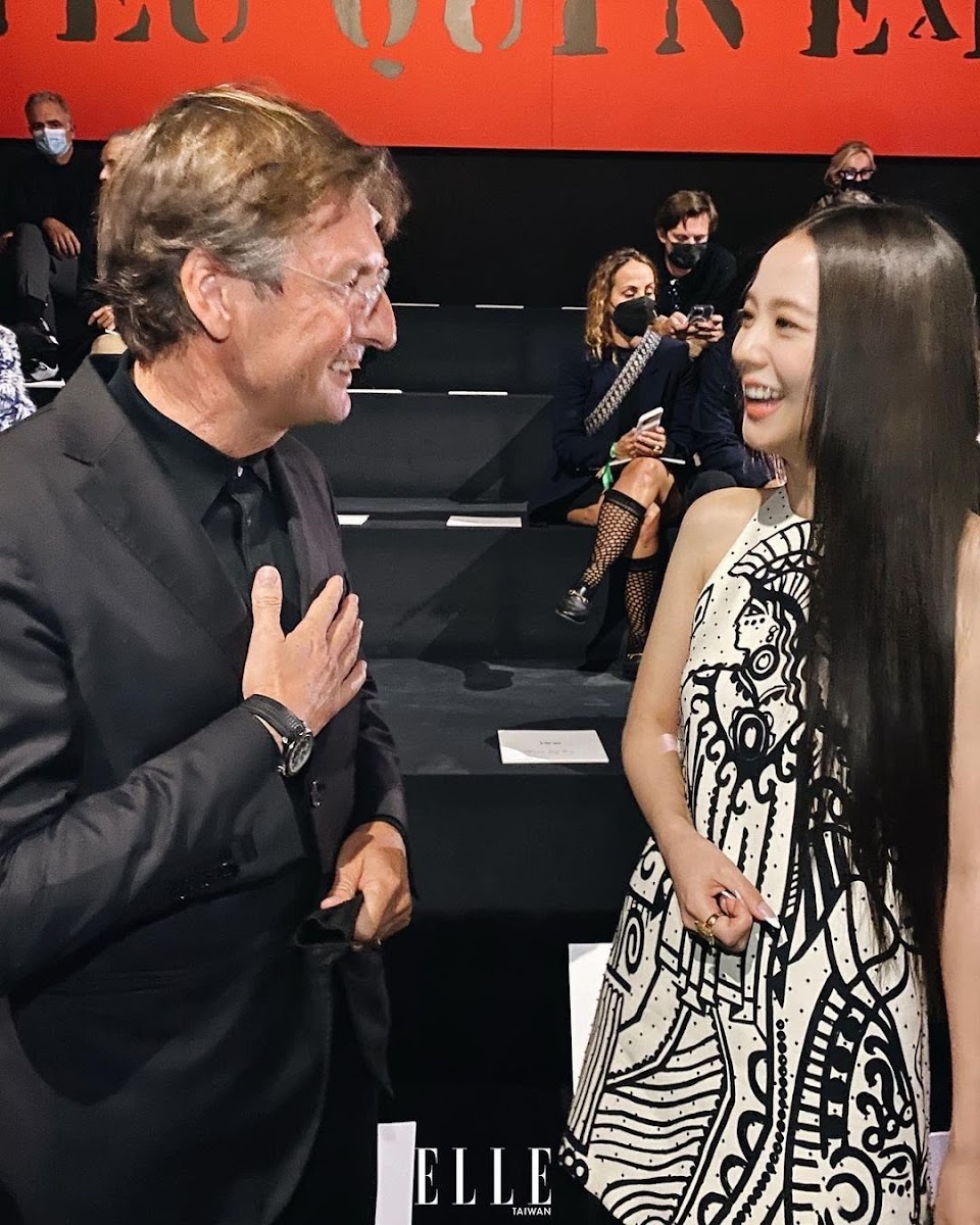 JISOO with @dior CEO Pietro Beccari and Maria Grazia Chiuri. EWHA DIOR SHOW  WITH JISOO #JISOOxDiorFall22 #디올x지수_이화여대패션쇼