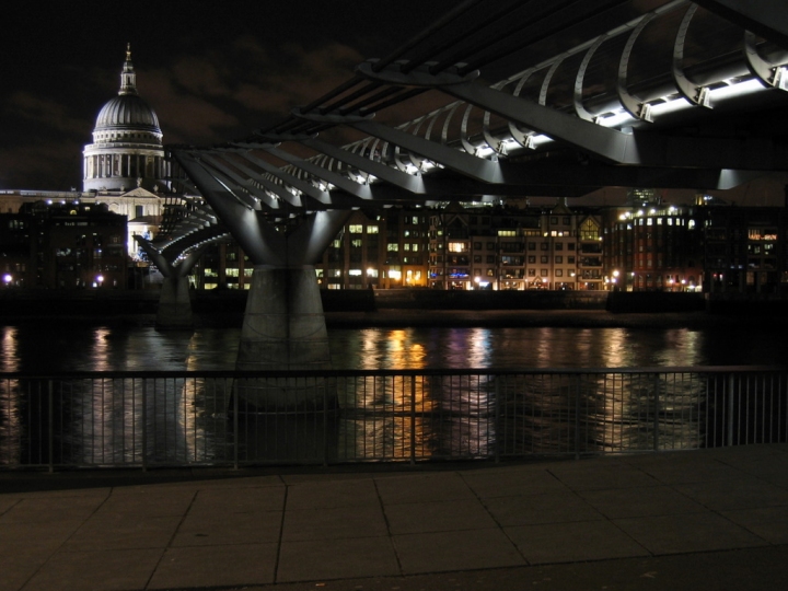 Millennium Bridge by night di Chiary82