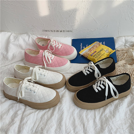 Title 5, Flat-heeled canvas shoes for female students in...
