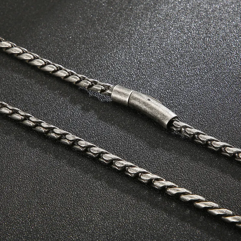 Collier homme hip-hop en acier titane, chaîne tissée en métal, un accessoire urbain et tendance pour un style streetwear affirmé, robuste et durable.