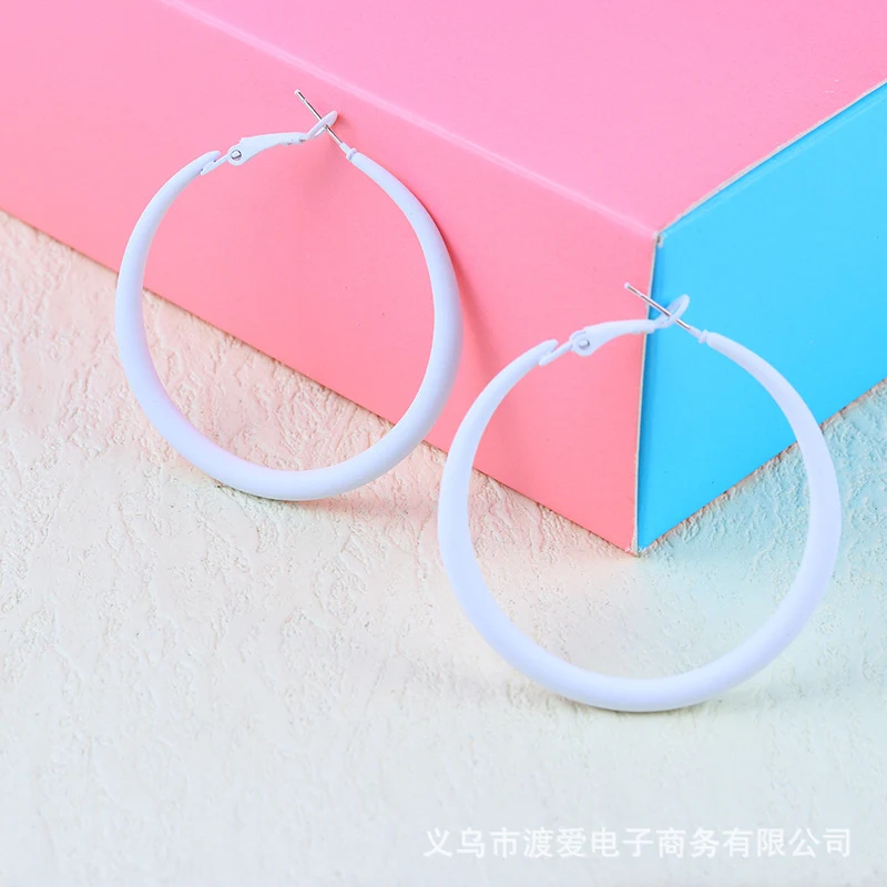 Boucles d'oreilles pendantes géométriques simples Alloy Color, couleur bonbon, un accessoire léger et coloré pour un style frais et moderne.