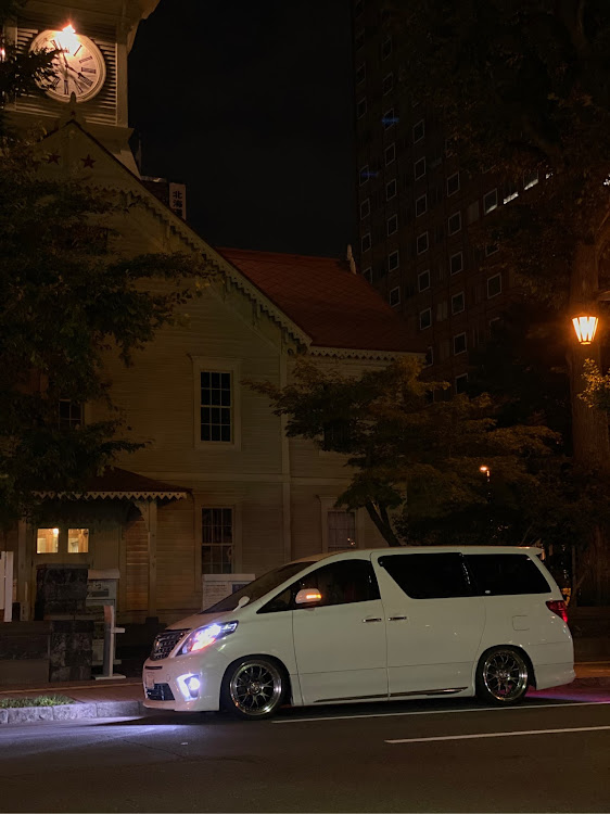 アルファードの早朝写真部・札幌時計台・好きです札幌、好きですなんたらーと口ずさむ・二台の相棒・それにしても疲労感満開に関するカスタム事例の投稿画像2枚目