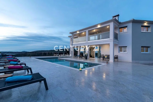 House with pool 1