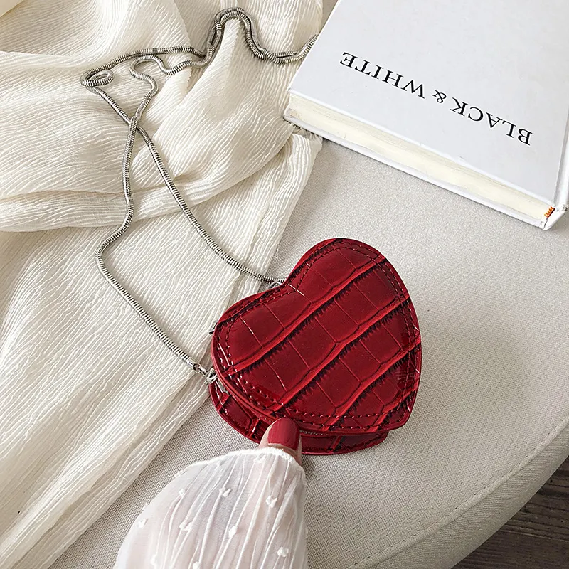 Mini pochette per rossetto, l'accessorio perfetto per portare il tuo rossetto preferito con stile e protezione. Compatta ed elegante, ideale per ogni occasione.