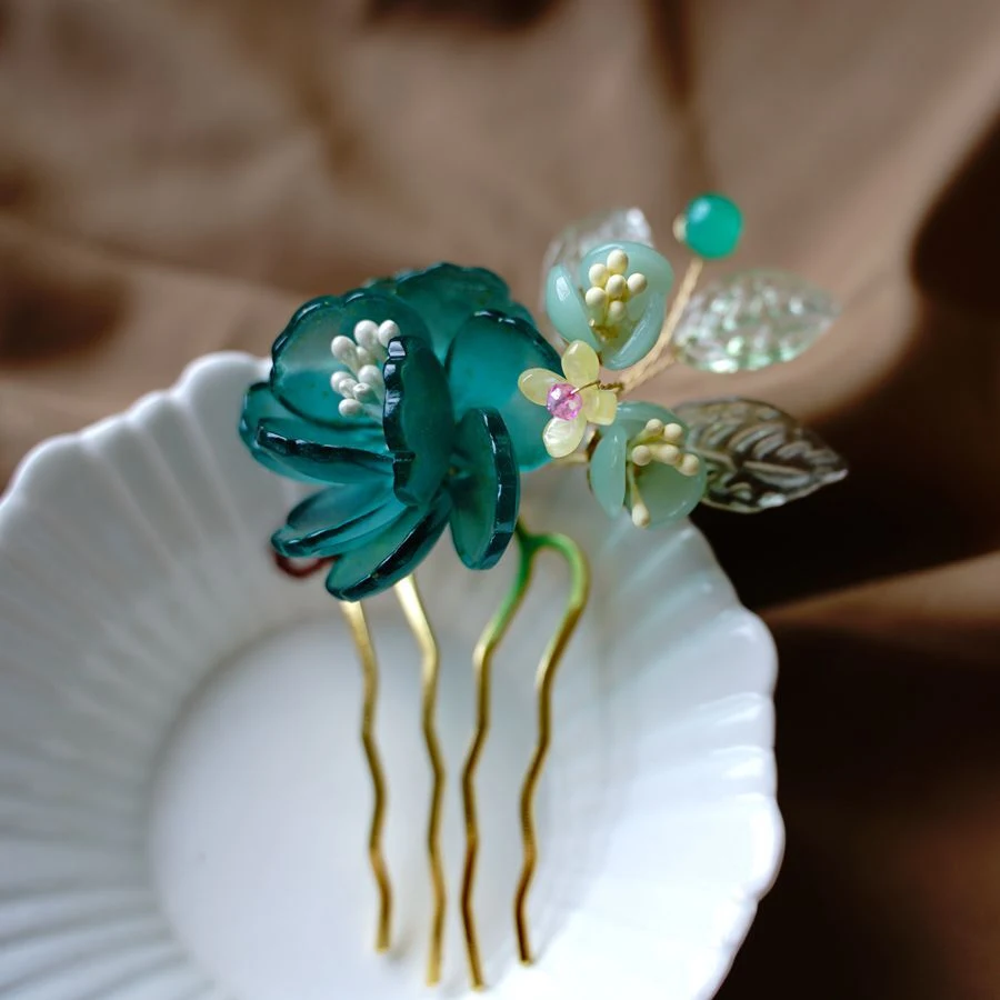 Hanfu Cheongsam Fleurs de Bijoux Émaillées pour Performances. Sublimez votre tenue avec ces fleurs ornées et éblouissantes, conçues pour les spectacles et les occasions spéciales.
