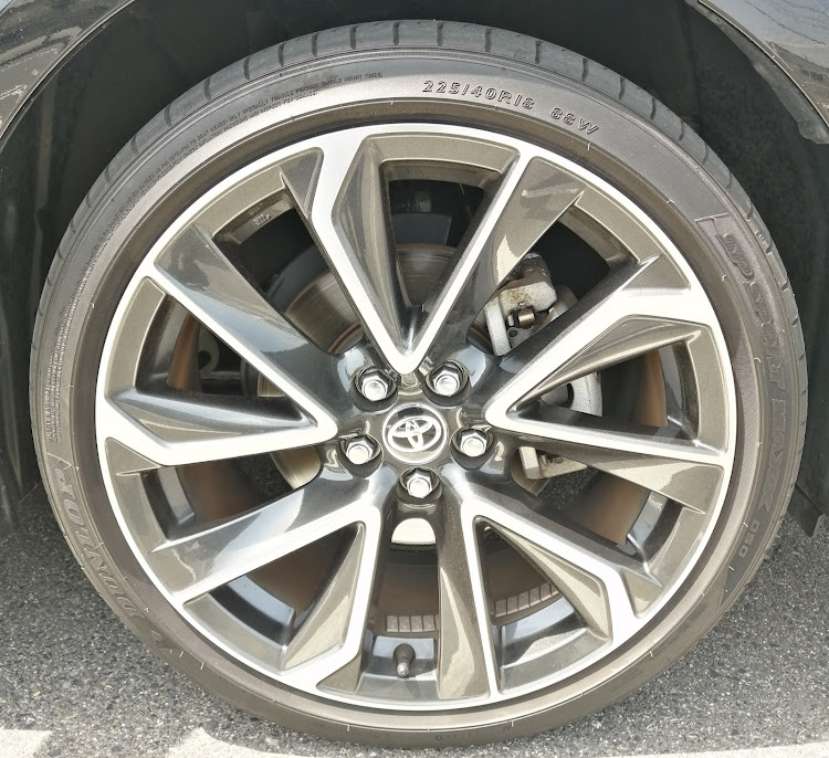 カローラスポーツのタイヤ交換・DUNLOP Le MansV+・ルマンV＋・225/40R18に関するカスタム事例の投稿画像3枚目