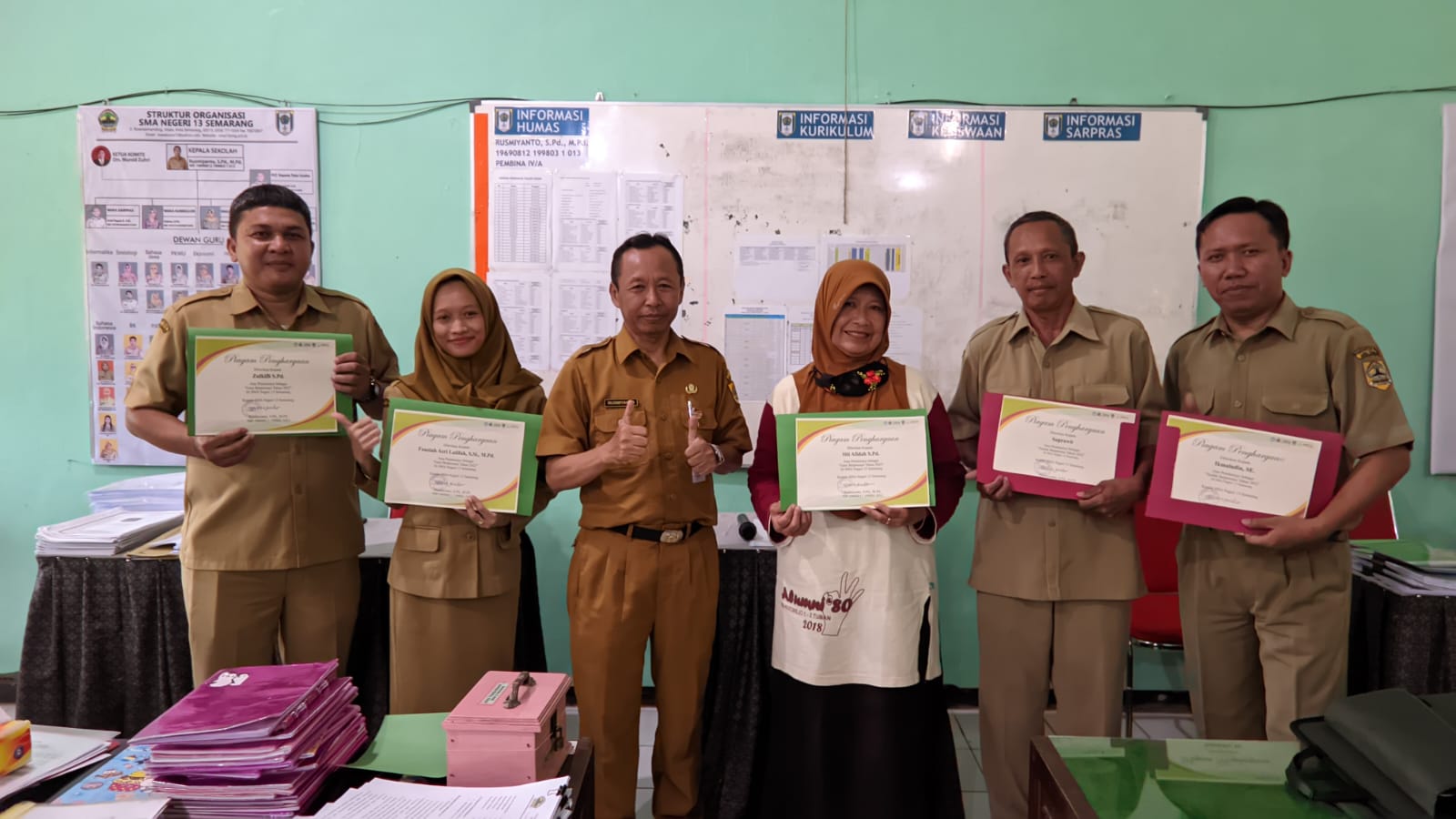 Pemberian Penghargaan Guru dan Tenaga Pendidik Berdedikasi SMAN 13 Semarang 2022/2023