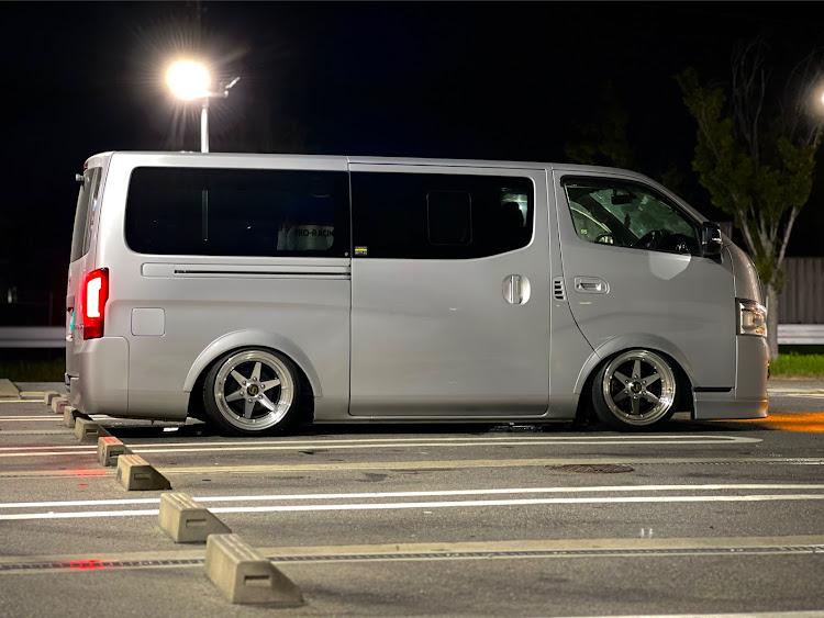 NV350キャラバンの5.5インチダウン・生脚・ちょうど良い車高・カメ活・iPhoneクオリティに関するカスタム事例の投稿画像2枚目