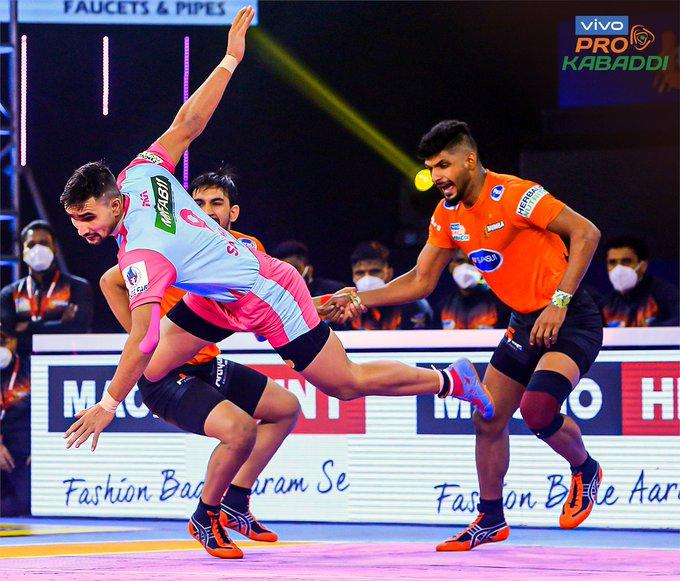 Jaipur Pink Panthers’ raider tries to escape the clutch of U Mumba players