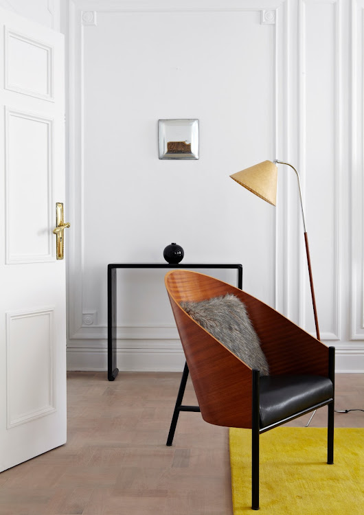 Philippe Starck’s Pratfall Chair forms part of the living room’s dazzling array of classic and contemporary design. Its partner is in the bedroom.